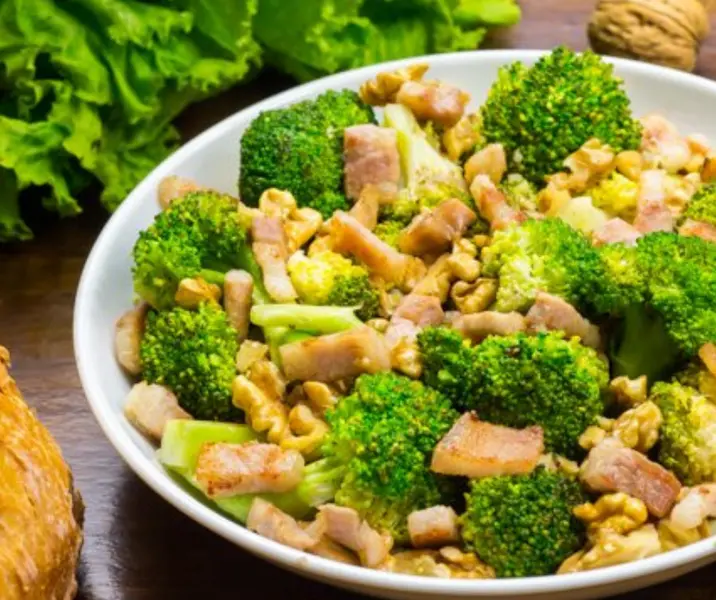 Brócoli, nueces, salmón, ajo y mayonesa