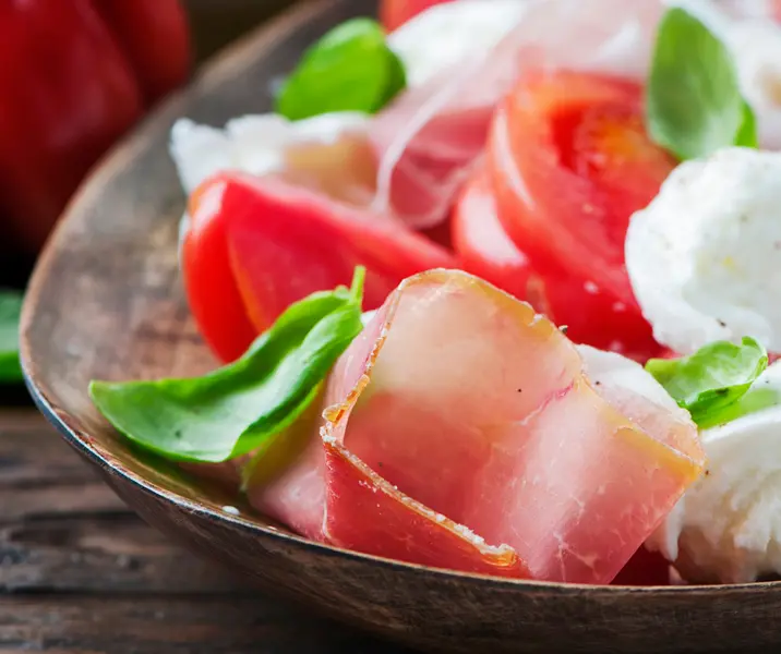 Ensalada caprese con mozzarella y jamón serrano