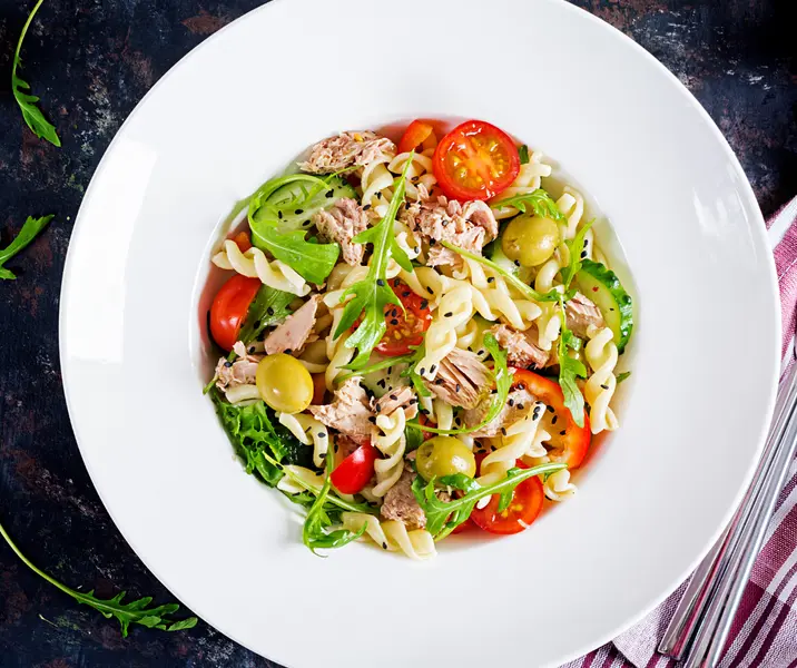 Pasta fría con choclo, palmitos, aceitunas y tomate