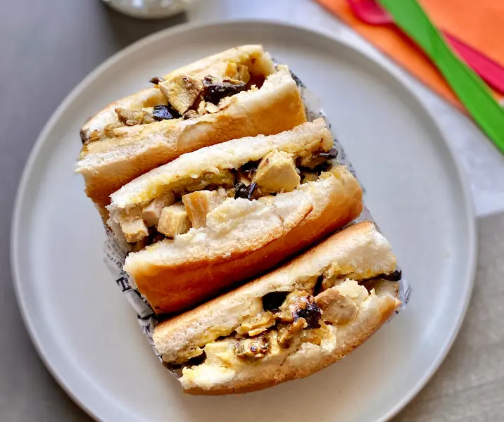 Sándwich de berenjenas con pollo y mostaza