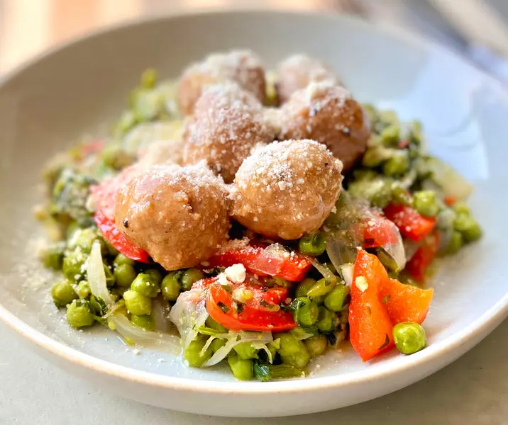 Guiso de arvejas con albóndigas listas de atún alimonadas