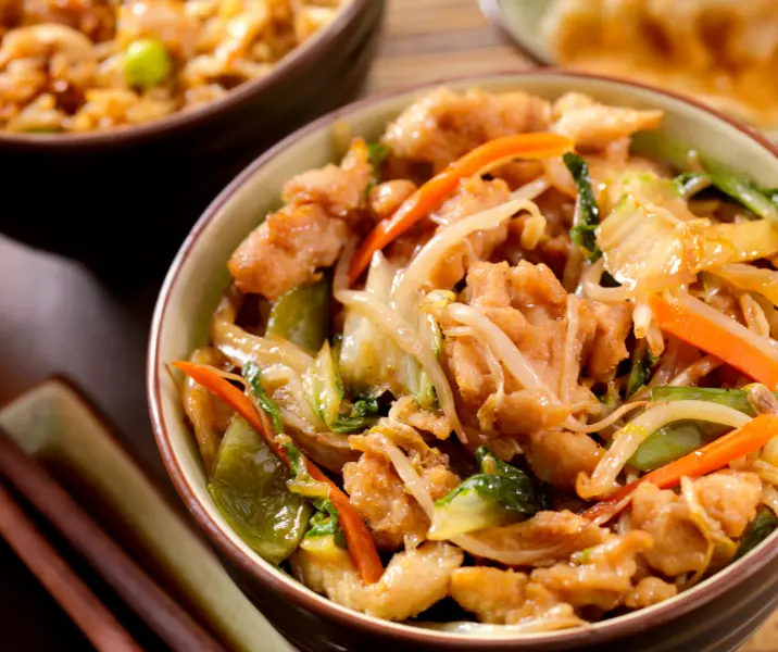 Chop suey de pollo y verduras con arroz