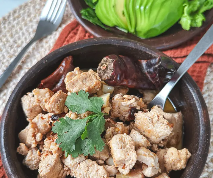 Pavo al pil pil con ensalada mix verde con palta