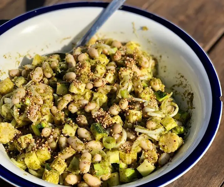 Ensalada de porotos blancos y pesto cítrico