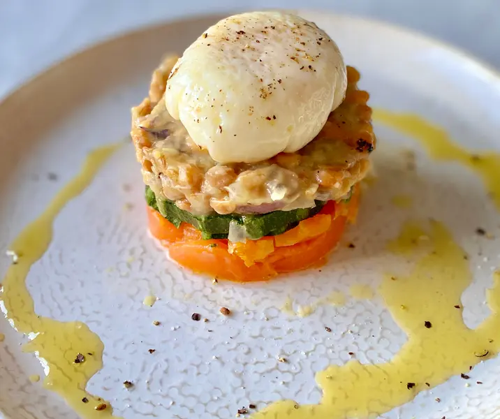 Timbal de lentejas con huevo poché