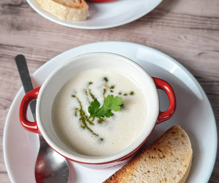 Crema fría de porotos blancos con chimichurri