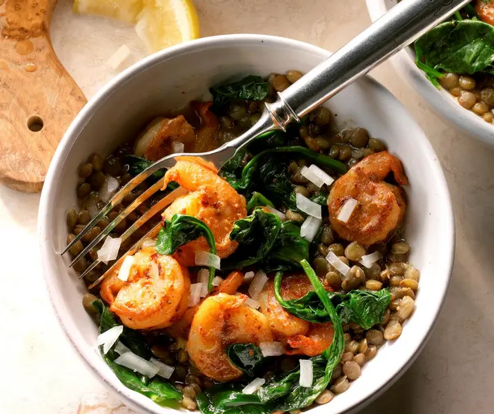 Ensalada de lentejas, camarones y tocino