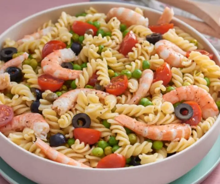 Ensalada de pasta y vegetales con camarones thermomix