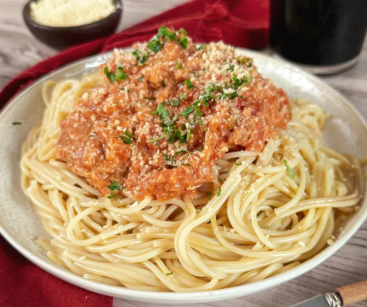 Albóndigas de atún en salsa tomatiblanca con pasta