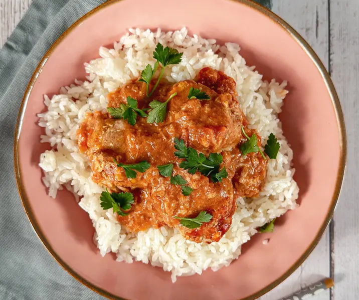 Albóndigas de atún en salsa tomatiblanca con arroz