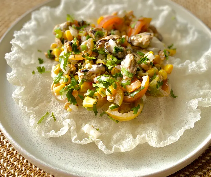 Papel crocante de arroz con salpicón de choritos