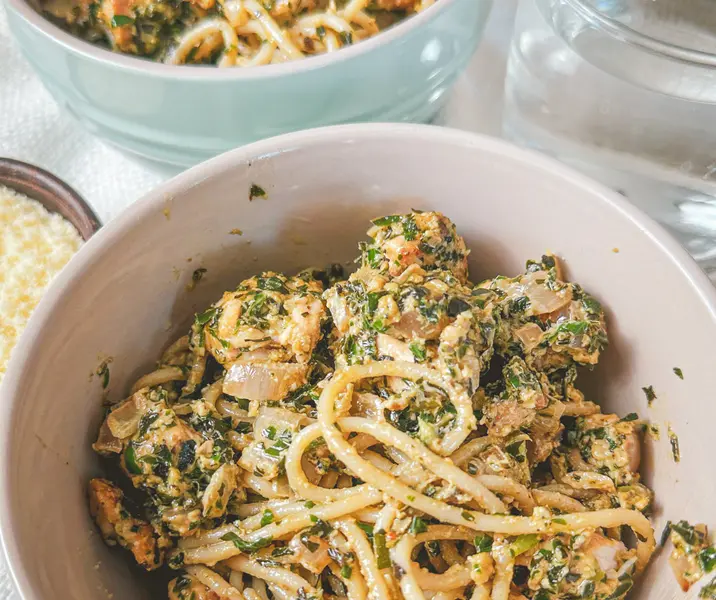 Tallarines con pesto y pollo