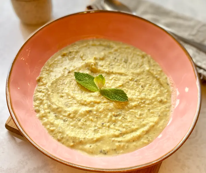 Crema fría de arvejas con menta