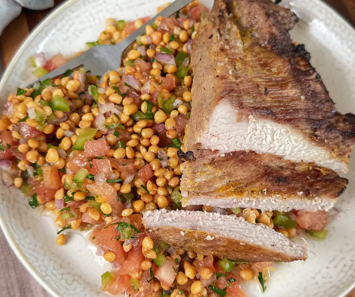 Ensalada de lentejas con plateada de cerdo asada