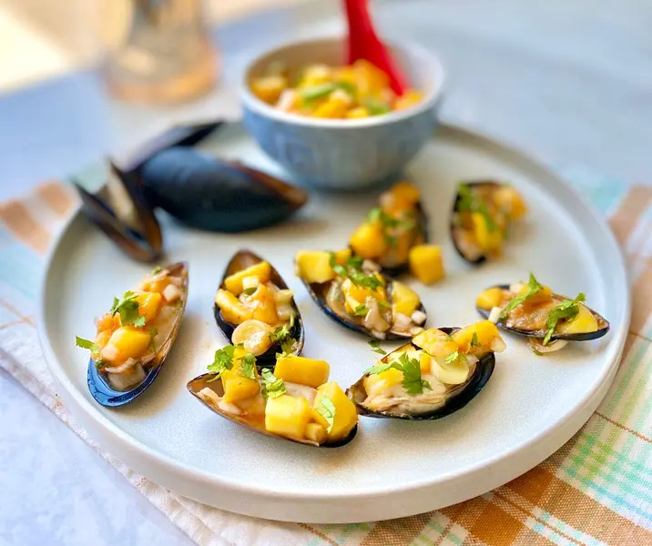 Choritos en concha con pebre de mango