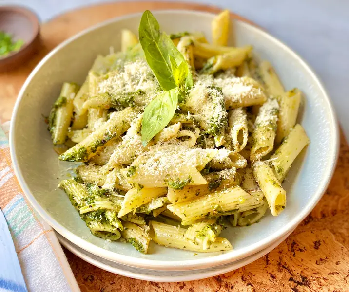 Pasta corta con pesto y clavo de olor