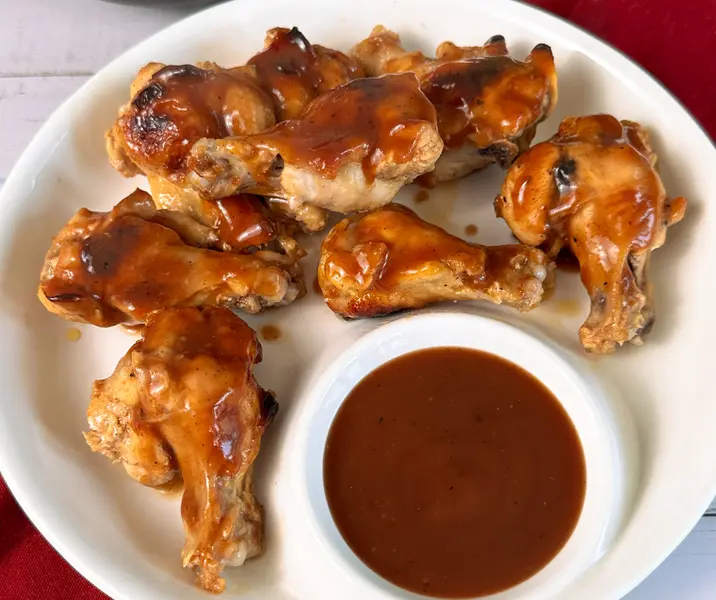 Alitas bbq con puré de papas