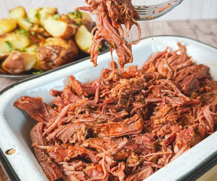 Pulled turkey de trutro parrillero al merkén con papas machacadas