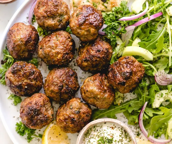 Albóndigas de pavo con crema ácida y rúcula