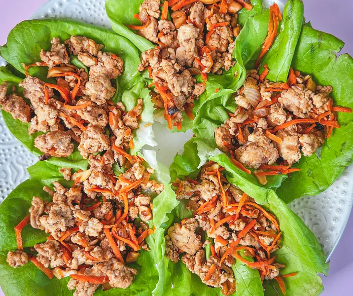 Wrap de lechuga con carne molida de pavo en salsa diabla y castañas de cajú