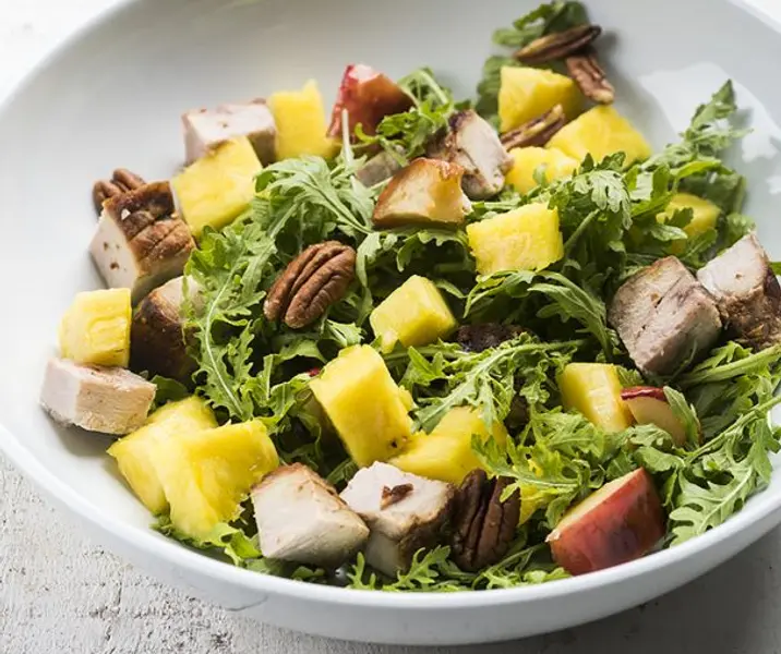 Ensalada de jamón ahumado de pavo con piña y achicoria