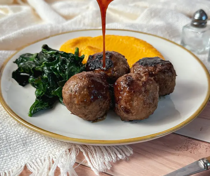 Albóndigas de pavo teriyakis con puré de zanahoria y espinacas salteadas