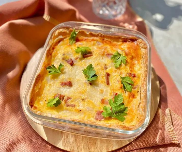 Quiche de jamón de pavo ahumado, queso de cabra y perejil