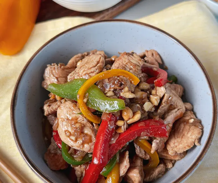 Filetes de pavo con pimientos dulces y maní