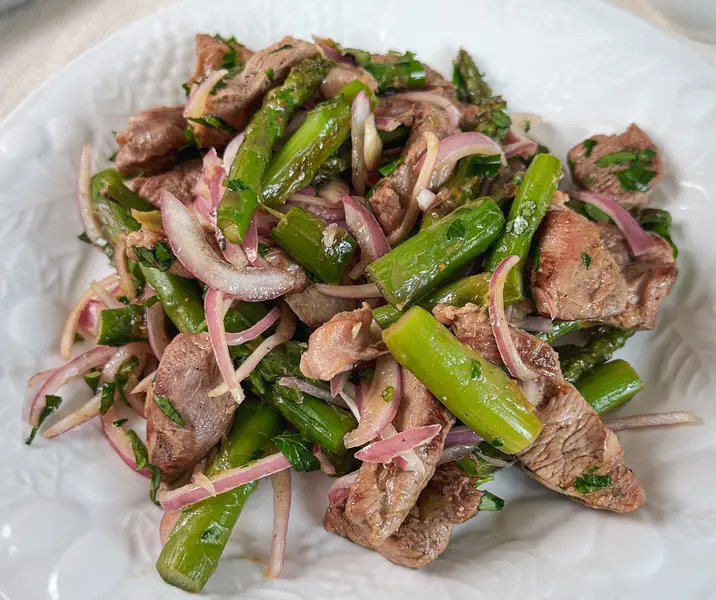 Salteado de filetes de pavo con espárragos y cebolla morada
