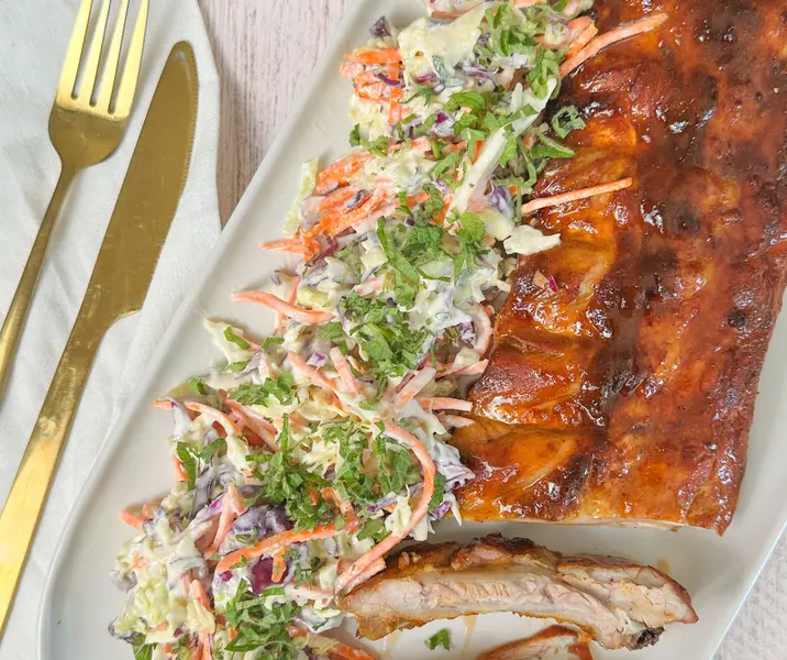 Baby back ribs bbq miel con ensalada de repollo cremoso y menta