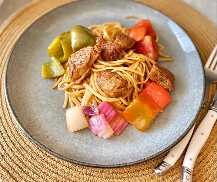 Saltado criollo con trozos de filete de cerdo