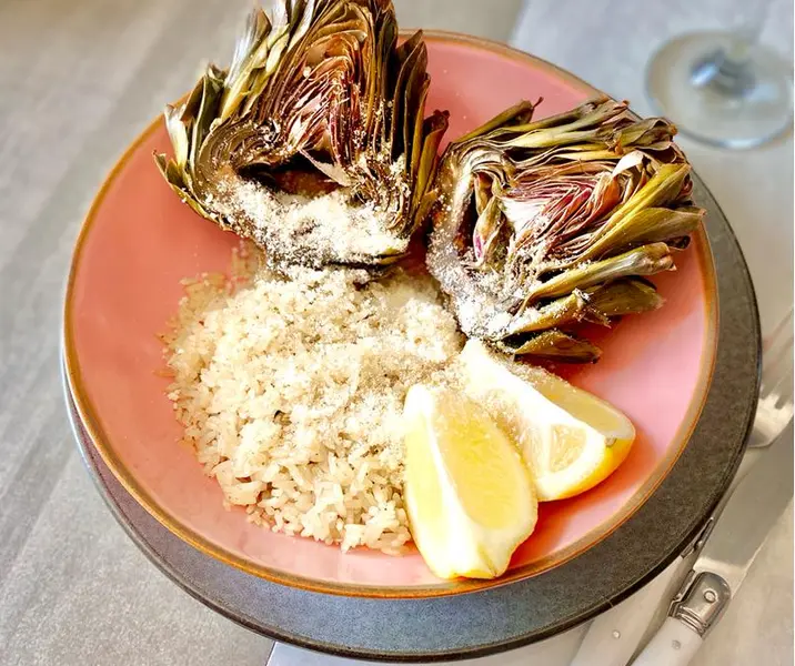 Arroz al romero y comino con alcachofas