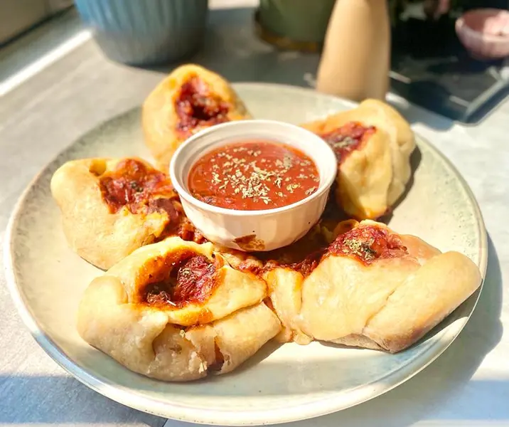 Rosca de pizza rellena de albóndigas de atún