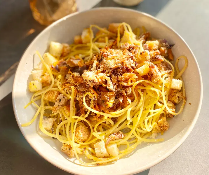 Pasta con salsa de jurel y crutones