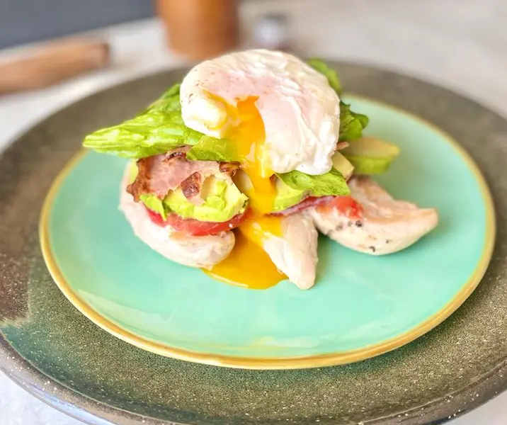 Tapado de pollo a la plancha, palta y huevo pochado