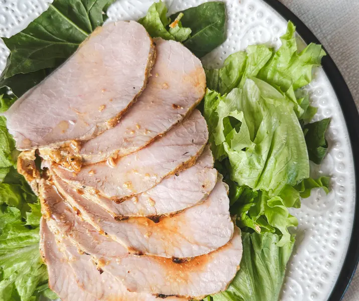 Roast beef de cerdo con mix de hojas verdes