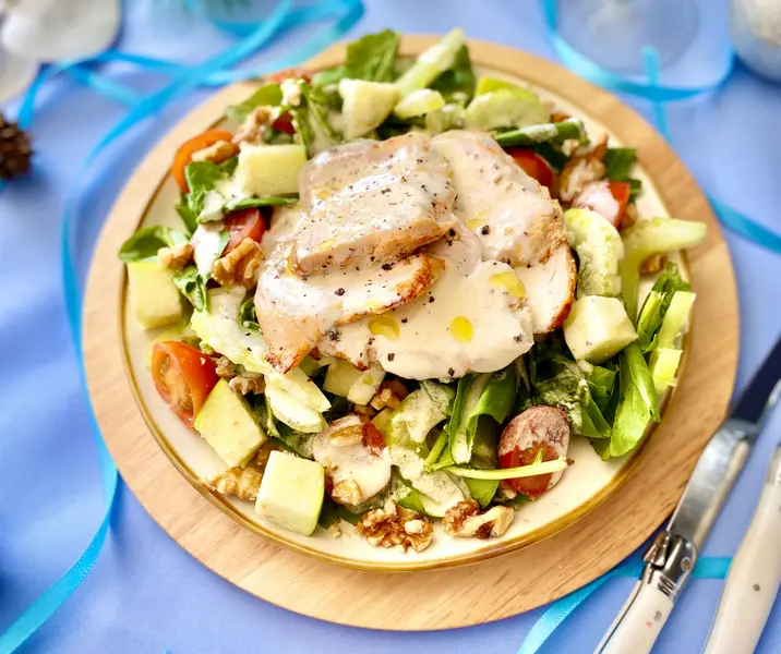 Ensalada ácida de pavo ahumado y salsa de yogurt naranja