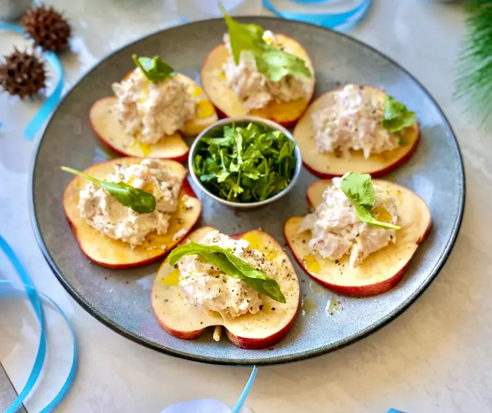 Medallones de manzana con ensaladilla de pavo