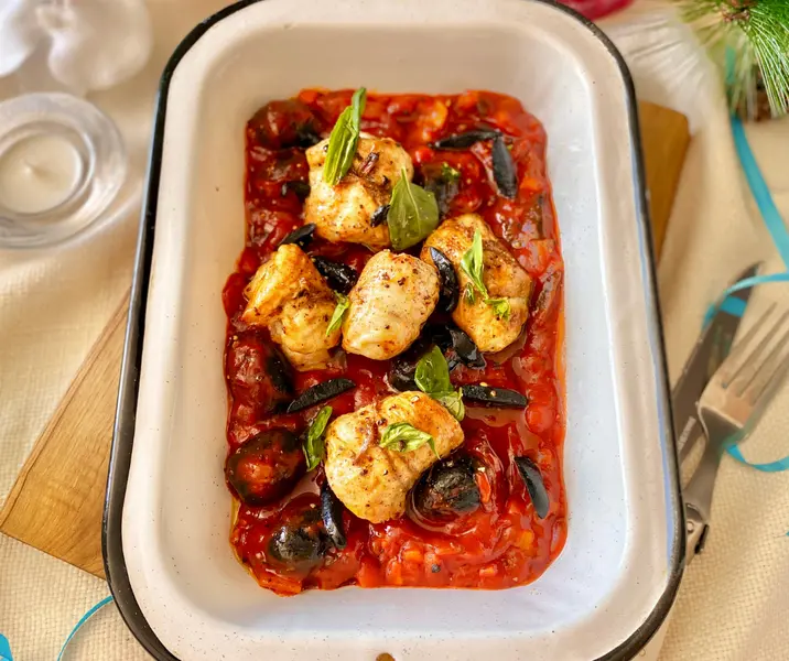 Amarre de pavo con mantequilla al ajo en salsa putanesca