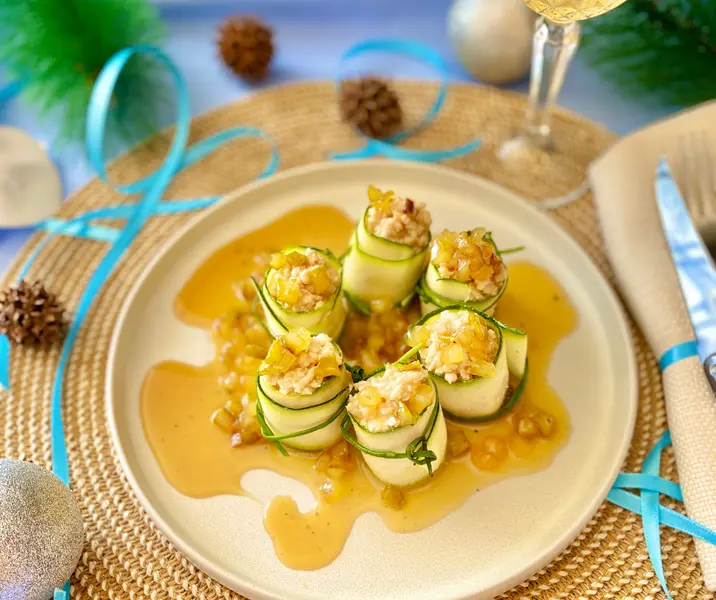 Rollitos zuccini con carne molida de pavo y peras confitadas