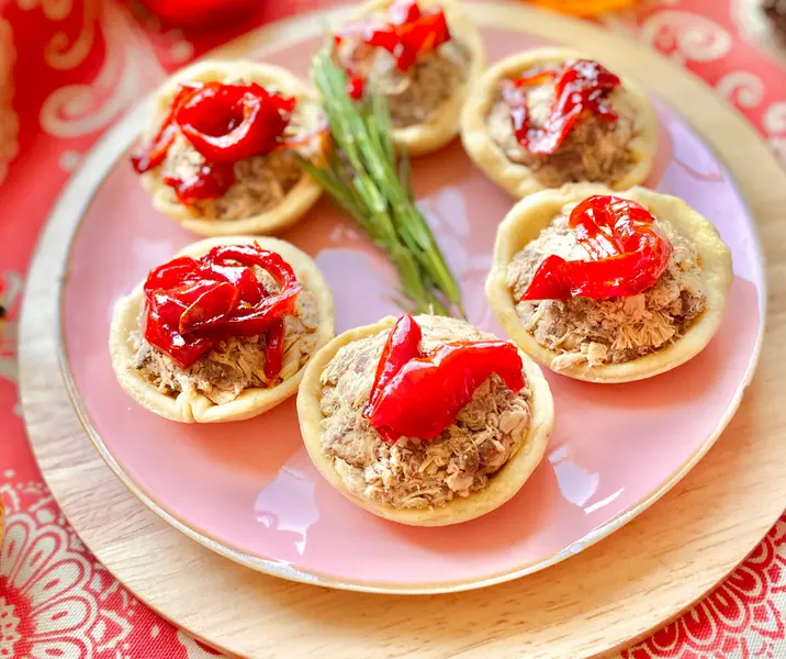 Canapés de jurel a la sal con ensaladilla de pimentón dulce