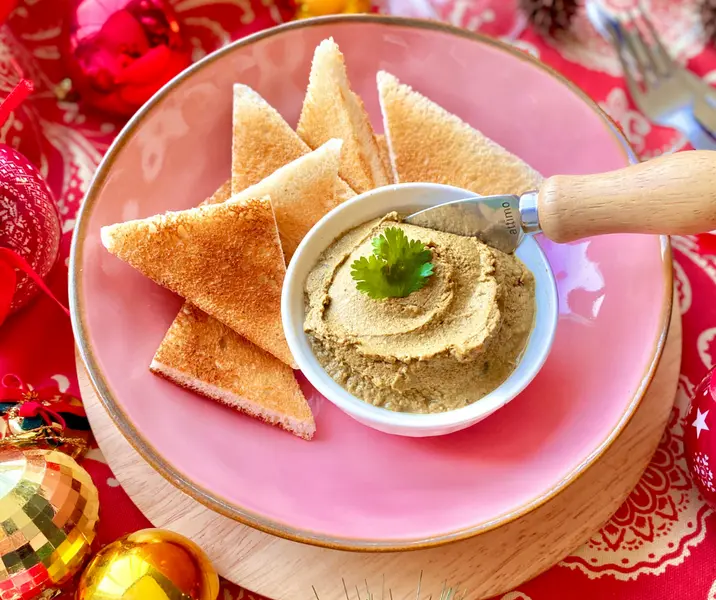 Paté de choritos con pan horneado