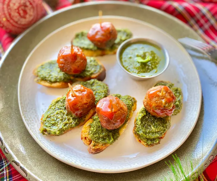 Canapé de albóndigas de atún en pesto de maní
