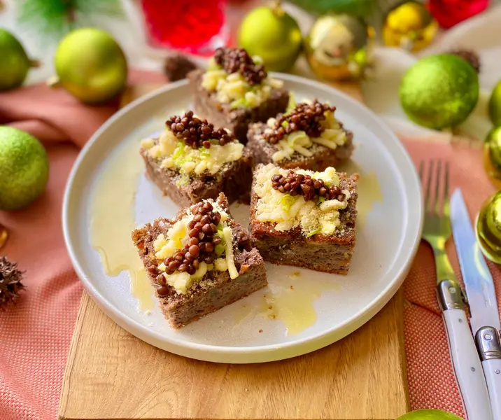 Bizcocho de lentejas negras, acelga y queso parmesano