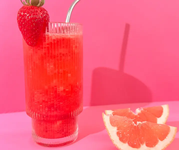 Cóctel de pomelo y frutillas sin alcohol