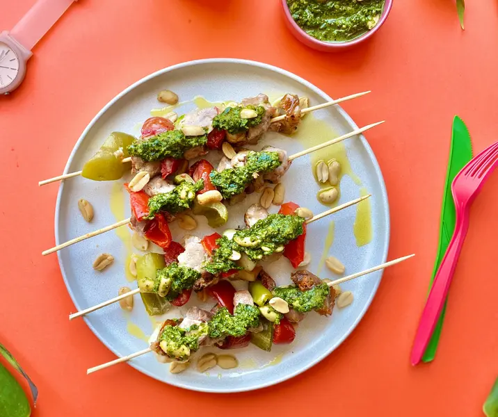 Brocheta de cerdo con salsa de pesto