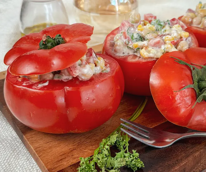 Tomates rellenos vegano