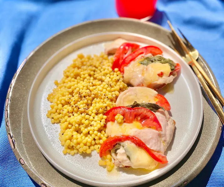 Pavo caprese con pasta granizo