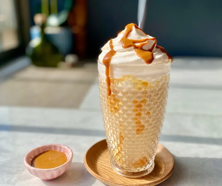 Cold brew con crema batida y caramelo