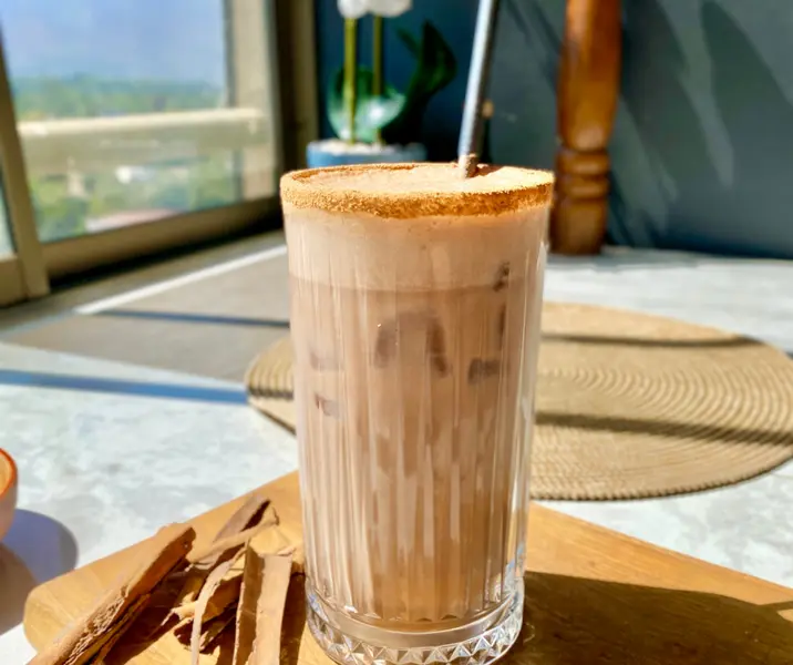 Bebida de chocolate avellana canela con toques de granada